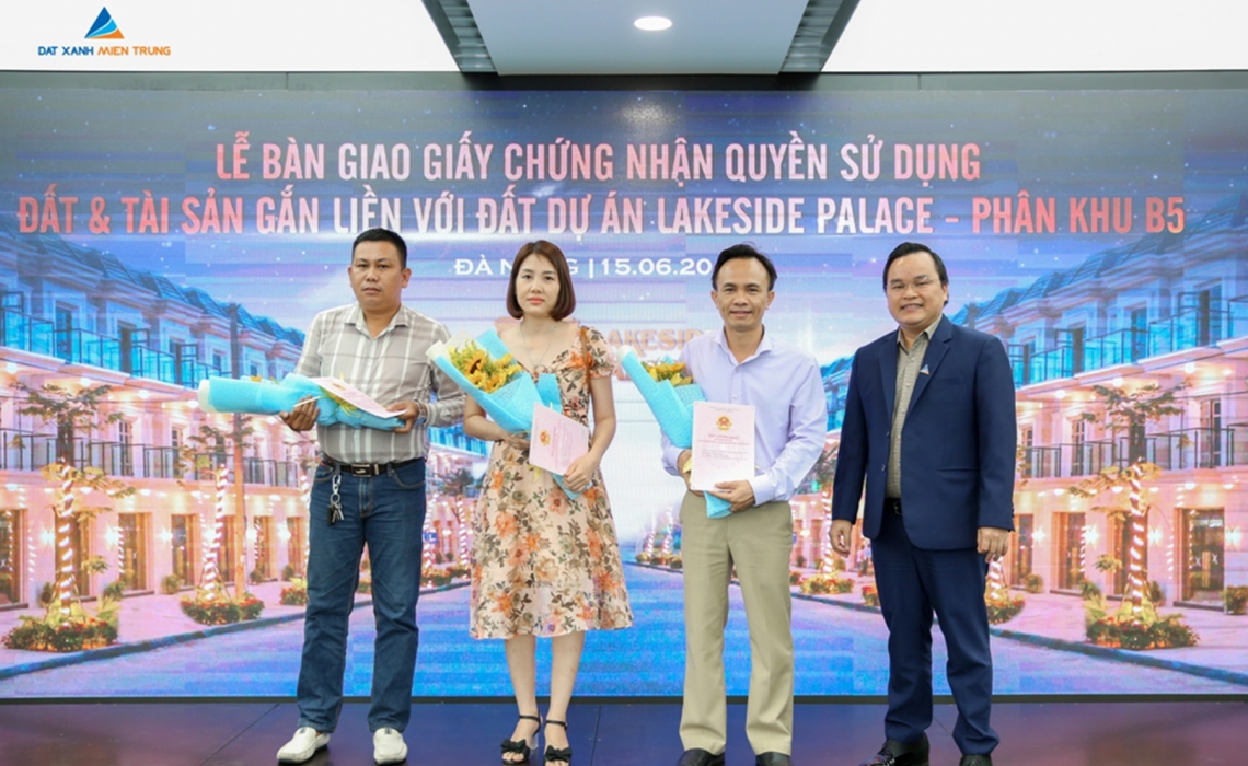 dat-xanh-mien-trung-group-handed-over-the-land-use-right-certificate-of-the-lakeside-palace-project-to-customers