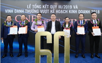 dat-xanh-mien-trung-trao-60-ty-cho-cbnv-tai-le-tong-ket-hoat-dong-kinh-doanh-quy-3-2019