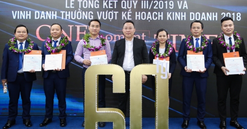 dat-xanh-mien-trung-trao-60-ty-cho-cbnv-tai-le-tong-ket-hoat-dong-kinh-doanh-quy-3-2019