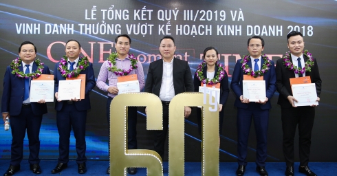 dat-xanh-mien-trung-awarded-60-billion-vnd-to-employees-at-the-business-review-ceremory-of-quarter-3-of-2019