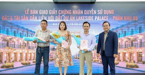 dat-xanh-mien-trung-group-handed-over-the-land-use-right-certificate-of-the-lakeside-palace-project-to-customers