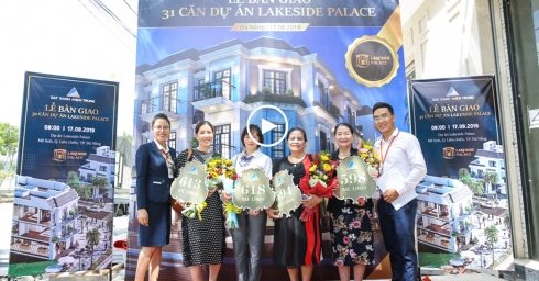 dat-xanh-mien-trung-handed-over-shophouse-keys-to-lakeside-palace-residents