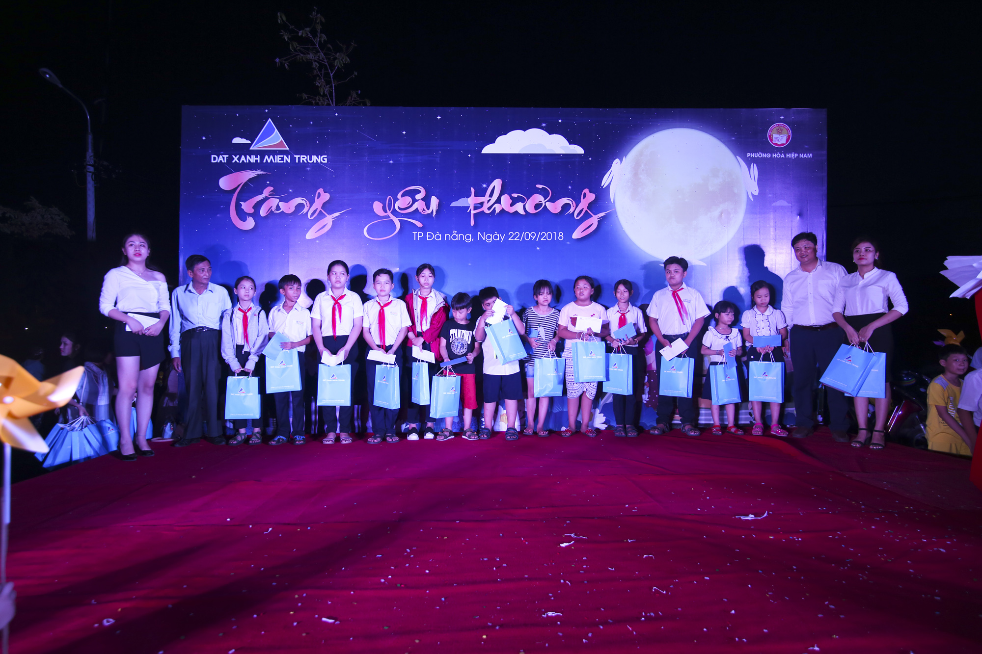 trung-thu-ven-tron-voi-chuong-trinh-trang-yeu-thuong