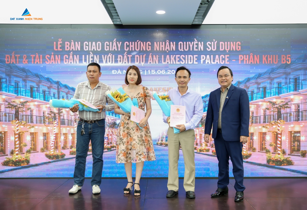 Đất Xanh Miền Trung trao Sổ Hồng (Giấy chứng nhận quyền sử dụng đất & tài sản gắn liền trên đất) Dự án Lakeside Palace cho khách hàng