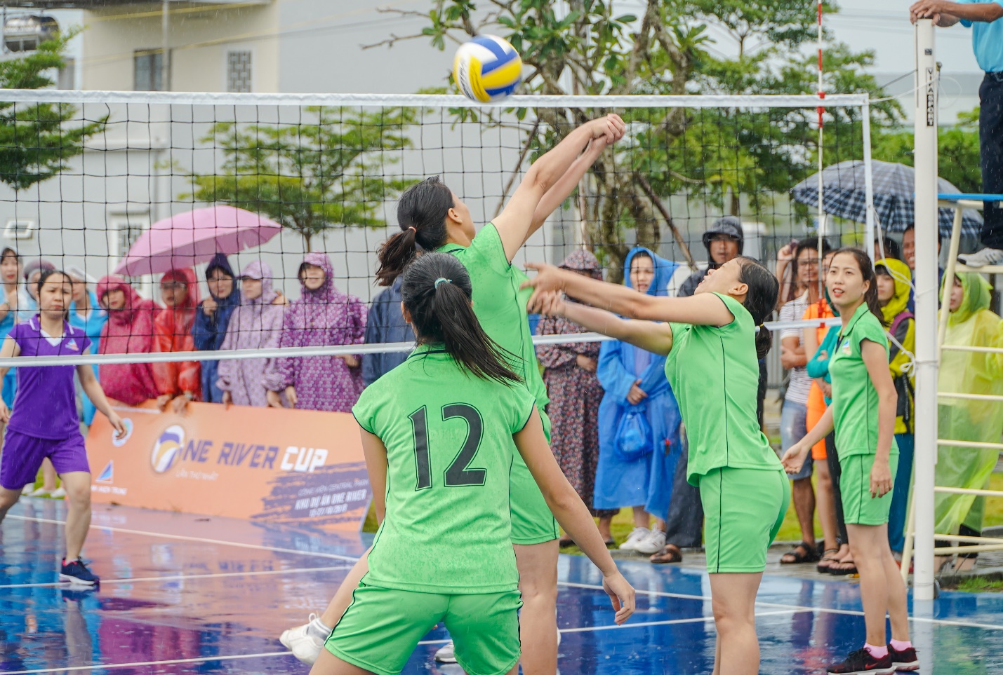 300 vận động viên tham dự Lễ khai mạc Giải bóng chuyền nữ One River Cup 2018